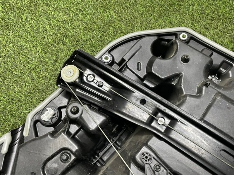 Стеклоподъемник электр. задний правый