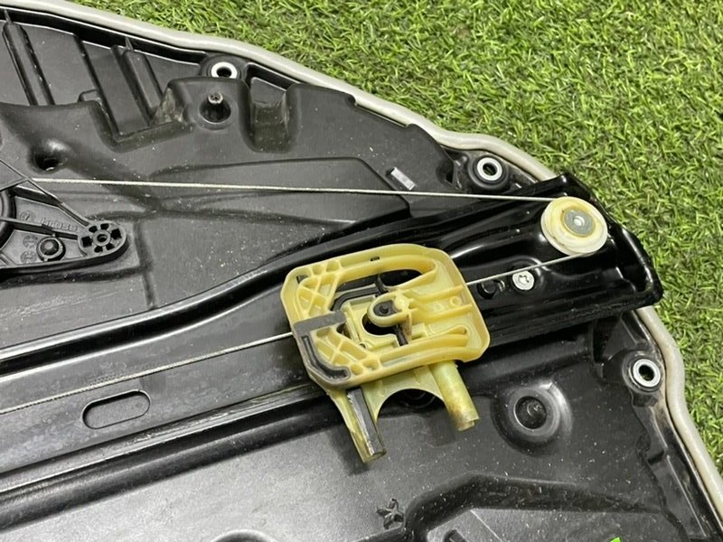 Стеклоподъемник электр. задний левый