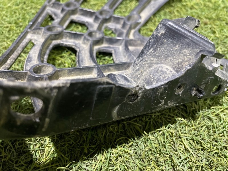 Направляющая переднего бампера левая