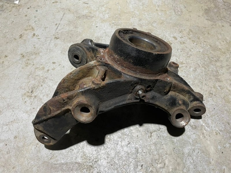 Кулак поворотный задний левый