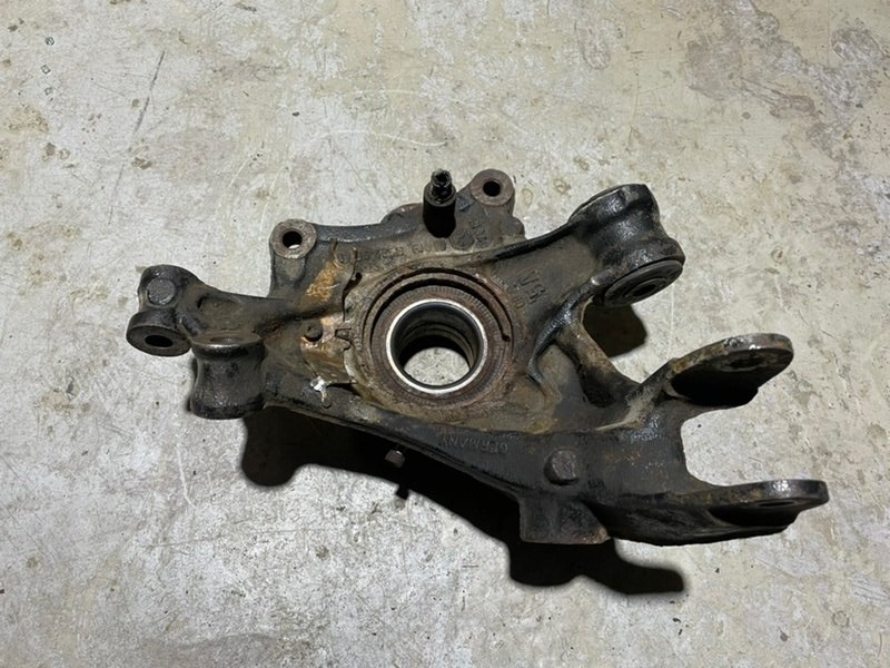 Кулак поворотный задний левый