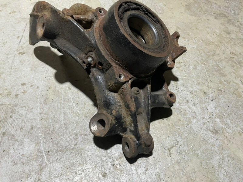 Кулак поворотный задний левый