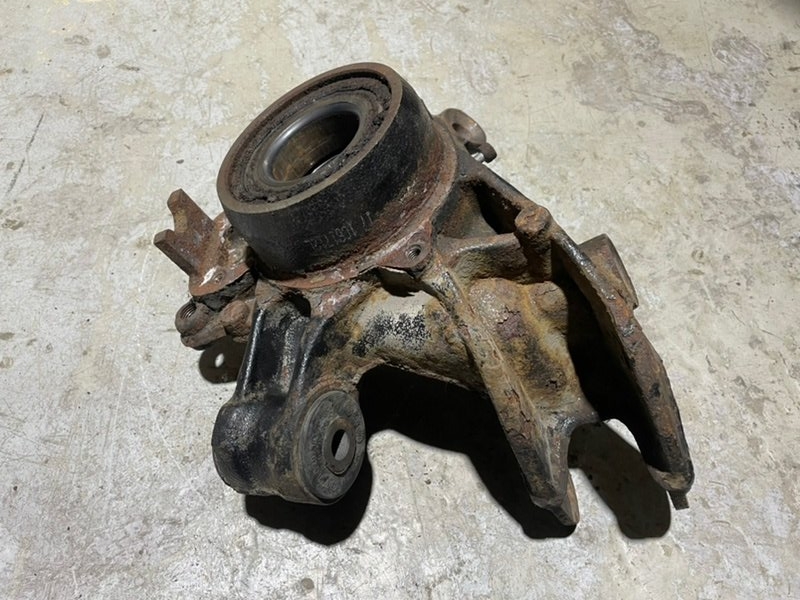 Кулак поворотный задний левый