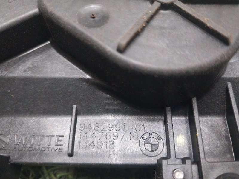 Замок двери передней левой