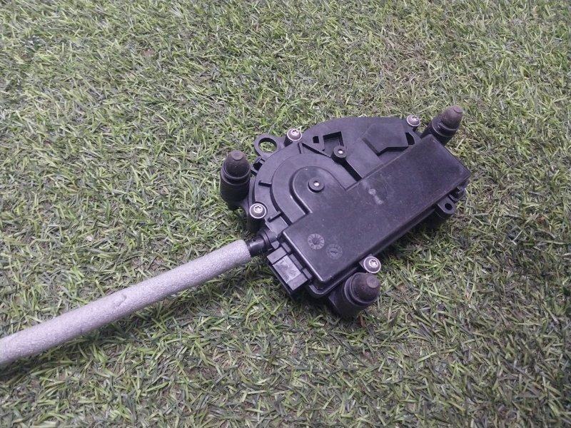 Замок двери передней левой