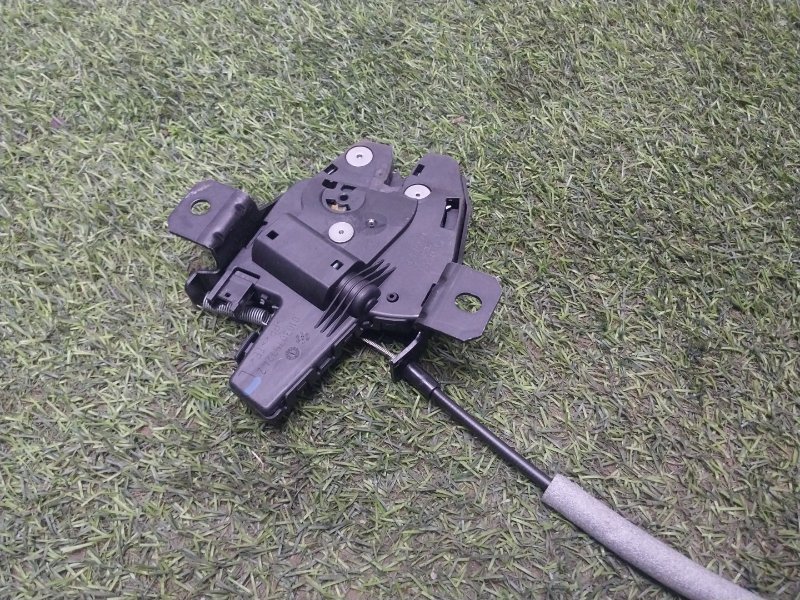 Замок двери передней левой