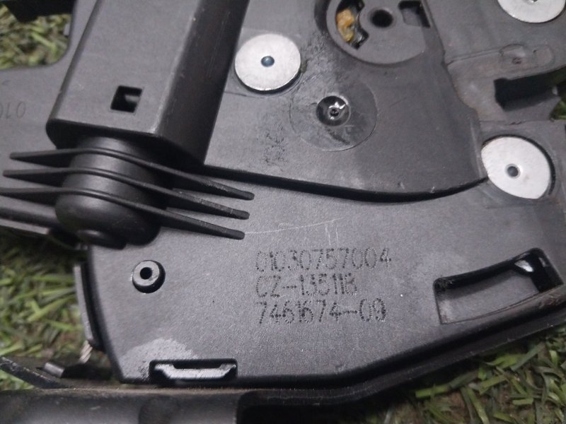 Замок двери передней левой