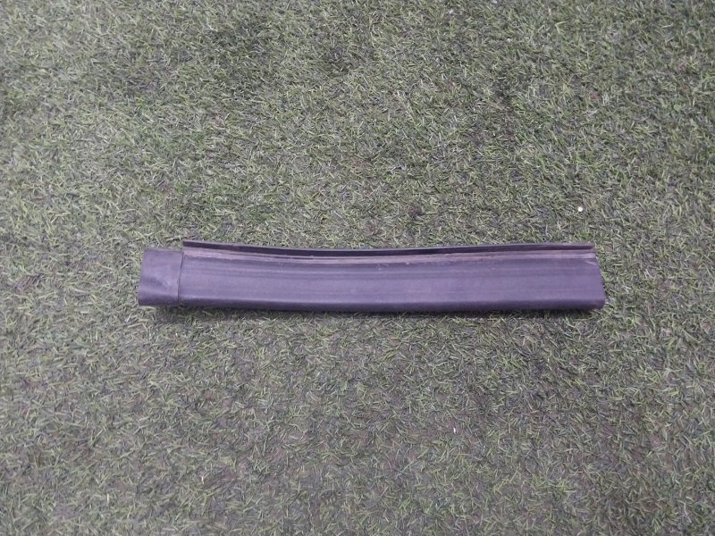 Уплотнитель капота