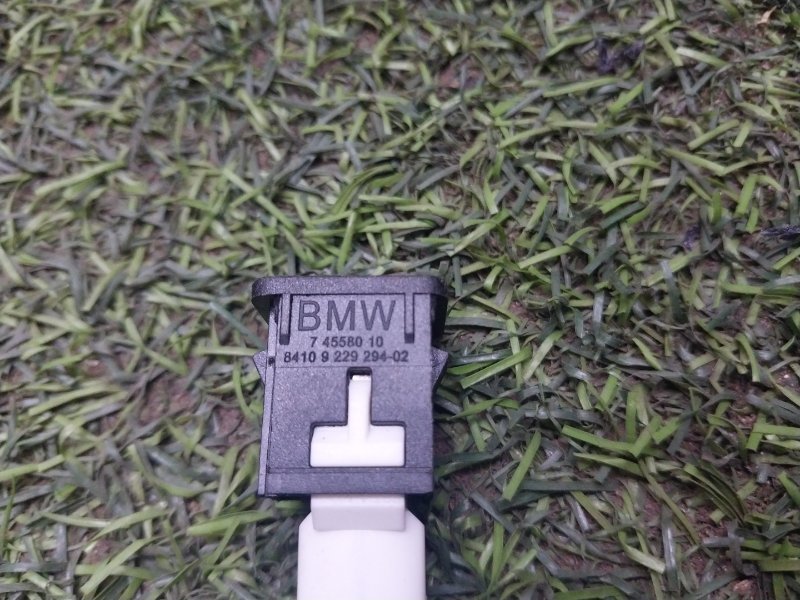 Гнездо AUX / USB IN