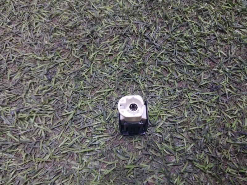 Гнездо AUX / USB IN