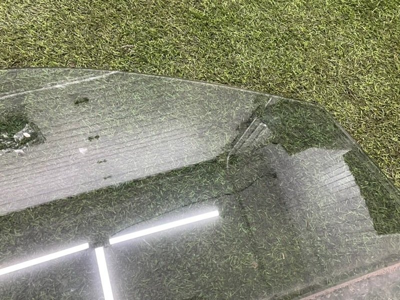 Стекло двери передней правой