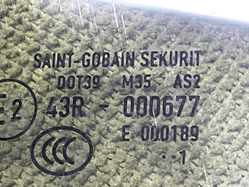 Стекло двери передней правой