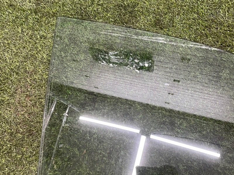 Стекло двери передней правой