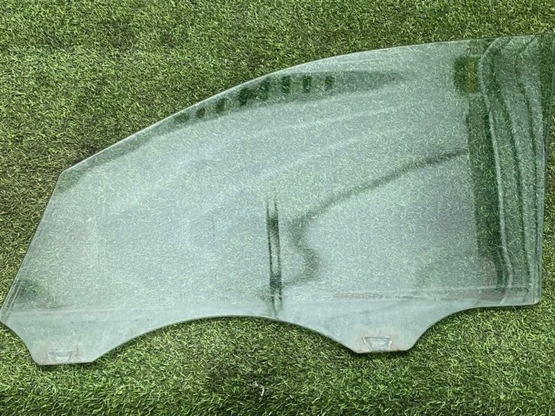 Стекло двери передней правой