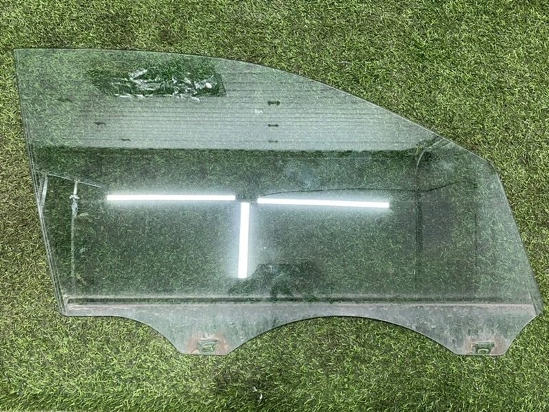 Стекло двери передней правой