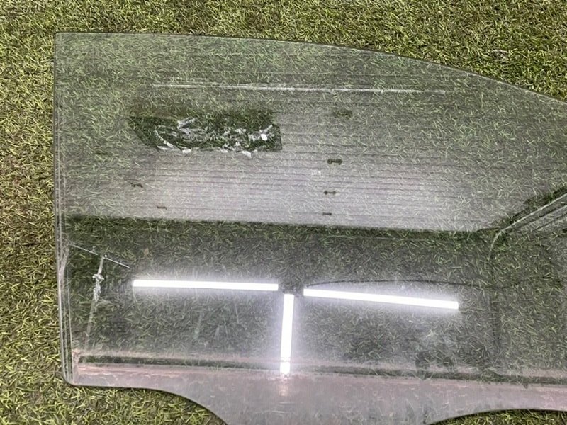 Стекло двери передней правой