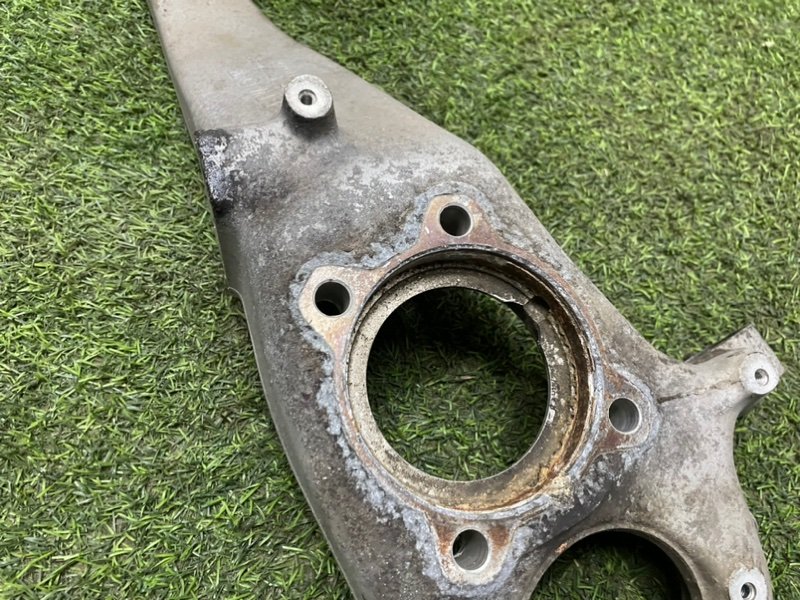 Кулак поворотный передний левый