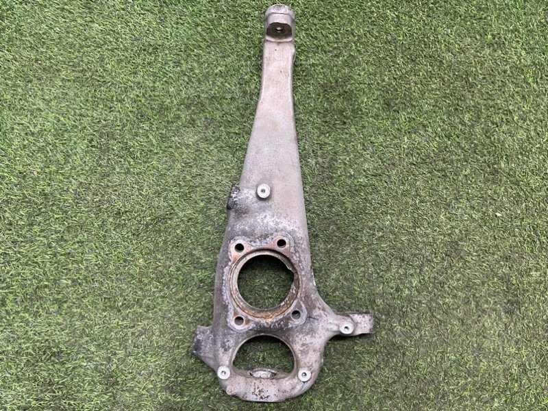 Кулак поворотный передний левый