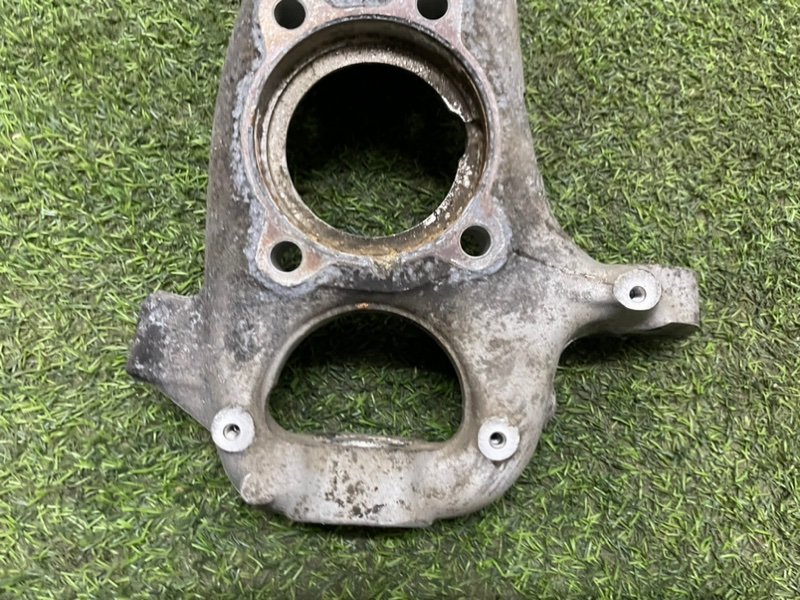 Кулак поворотный передний левый