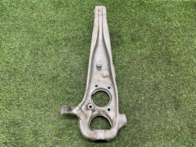 Кулак поворотный передний левый