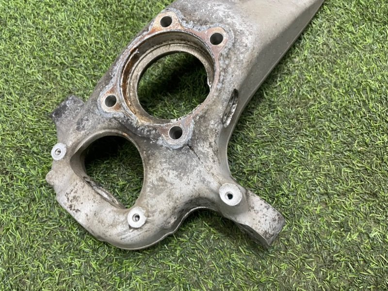 Кулак поворотный передний левый