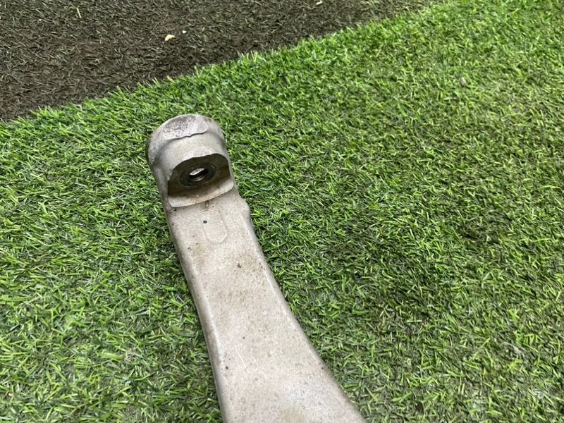 Кулак поворотный передний левый