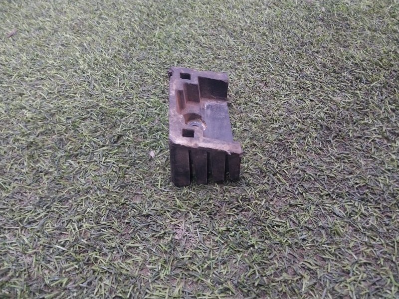 Заглушка поддомкратника