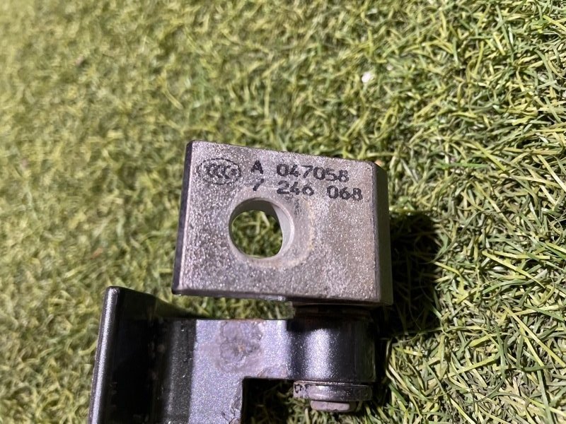 Петля двери передней правой верхняя