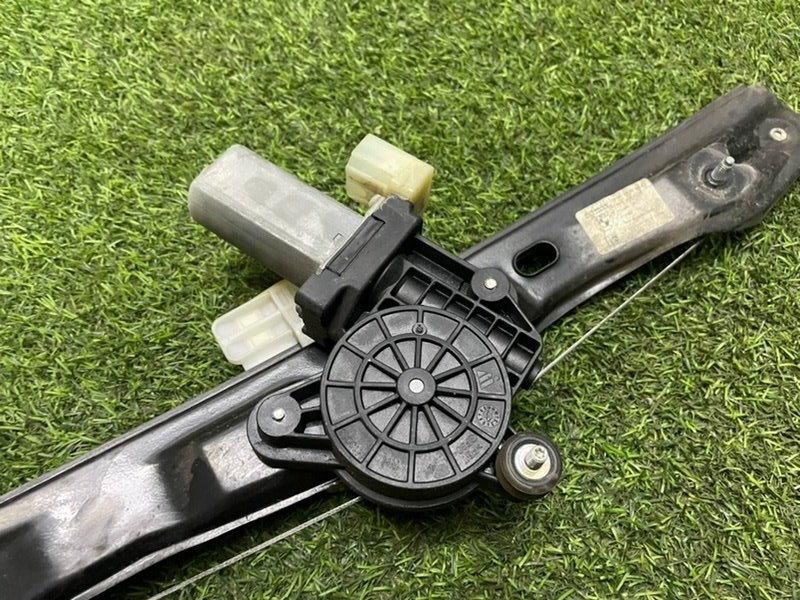 Стеклоподъемник электр. задний правый