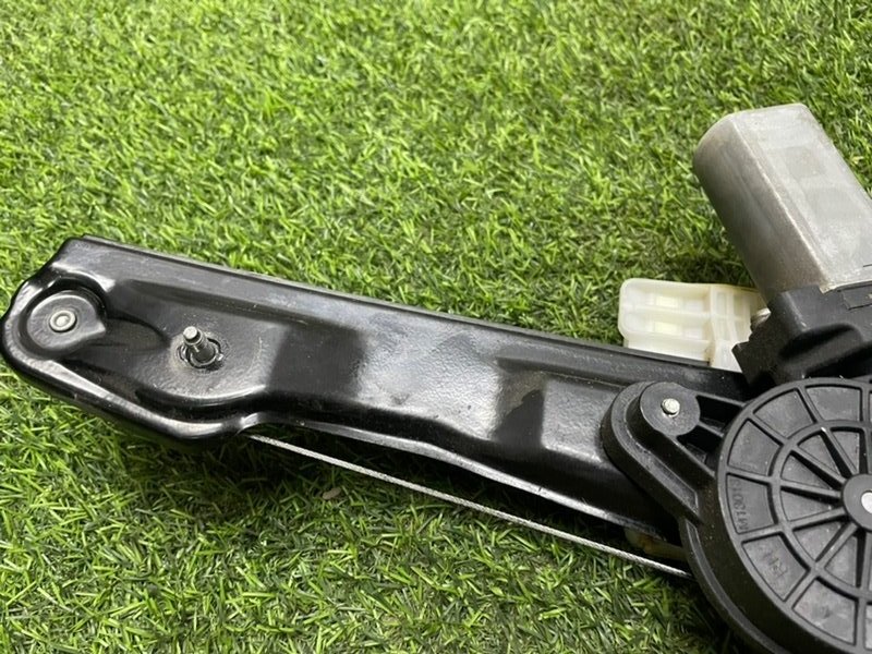 Стеклоподъемник электр. задний правый