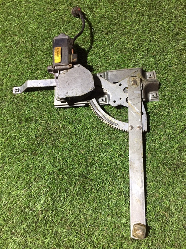 Стеклоподъемник электр. задний правый