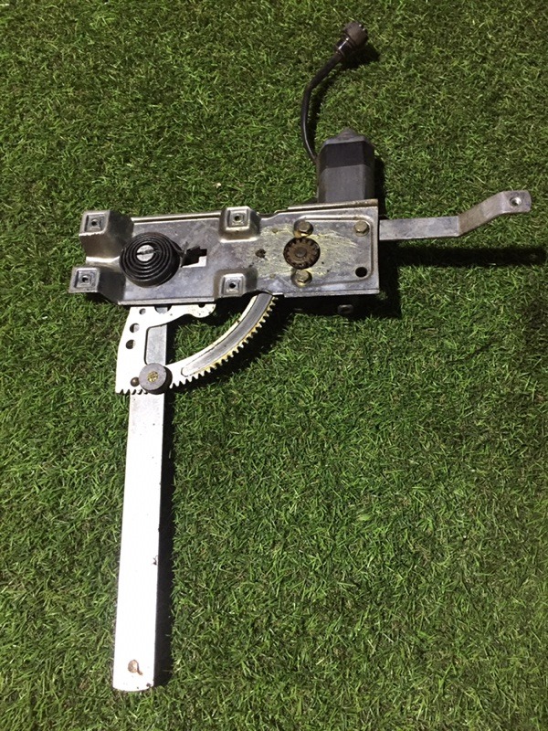 Стеклоподъемник электр. задний правый