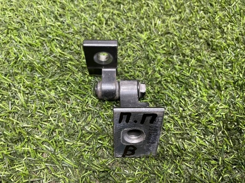 Петля двери