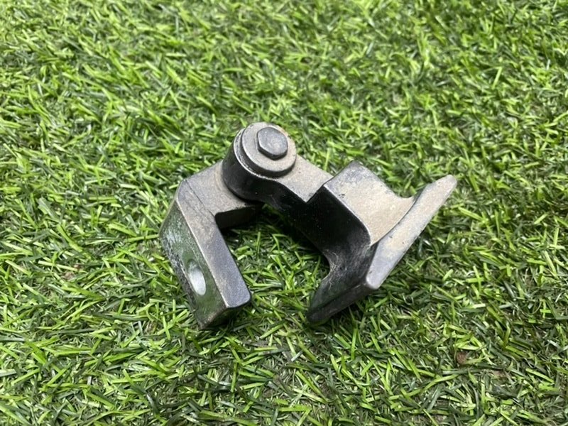 Петля двери передней правой нижняя