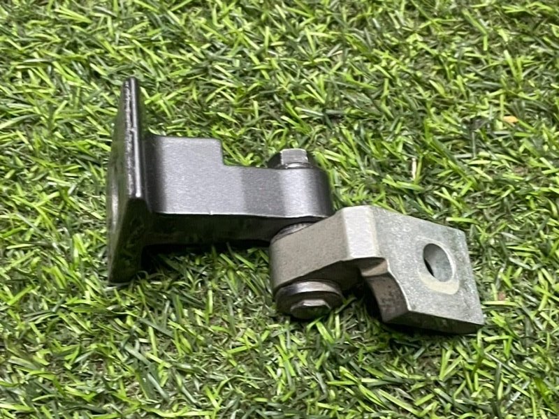 Петля двери задней правой верхняя