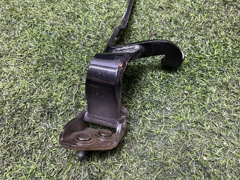 Петля крышки багажника