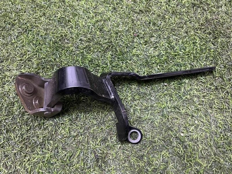 Петля крышки багажника