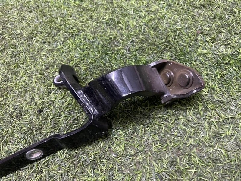 Петля крышки багажника