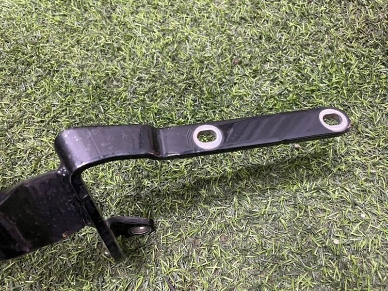 Петля крышки багажника