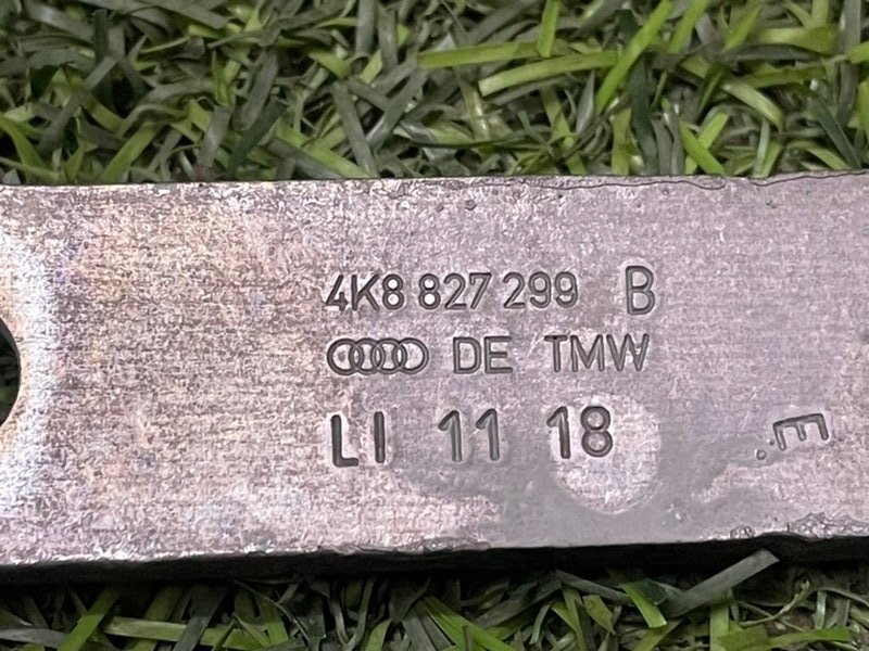 Петля крышки багажника