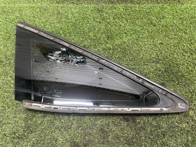 Стекло двери задней левой (форточка)