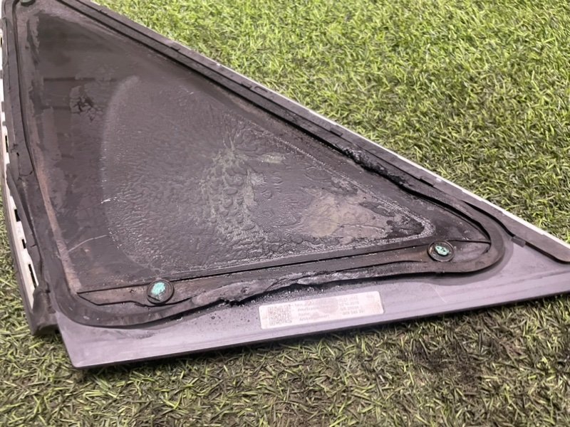 Стекло двери задней левой (форточка)