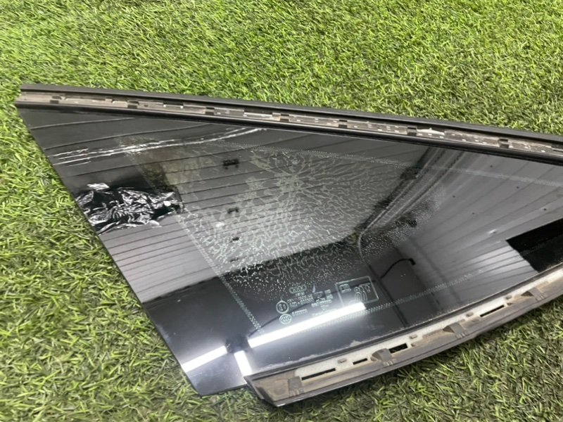 Стекло двери задней левой (форточка)