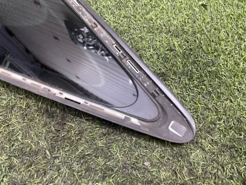 Стекло двери задней левой (форточка)