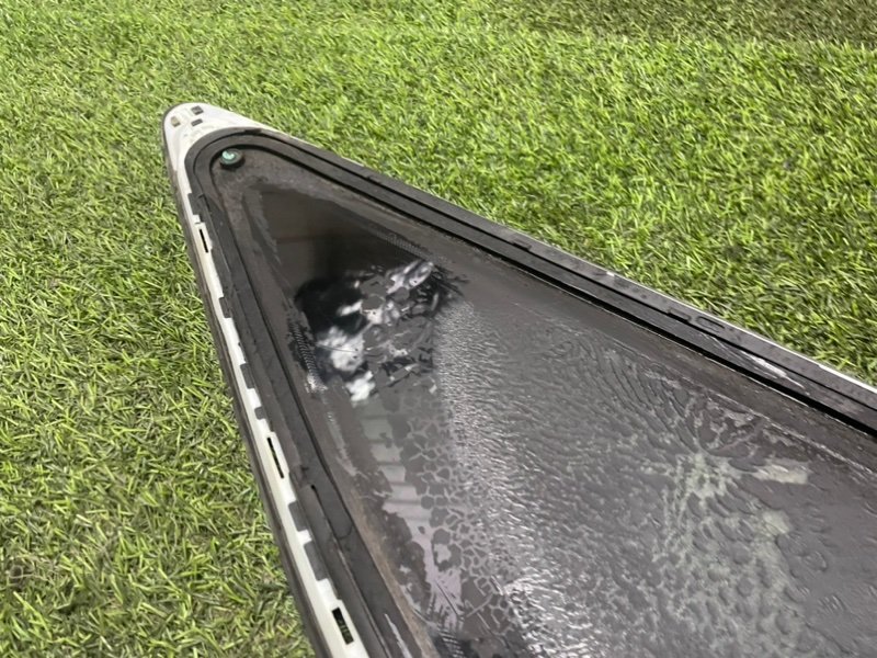 Стекло двери задней левой (форточка)