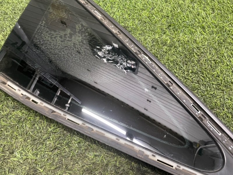 Стекло двери задней левой (форточка)