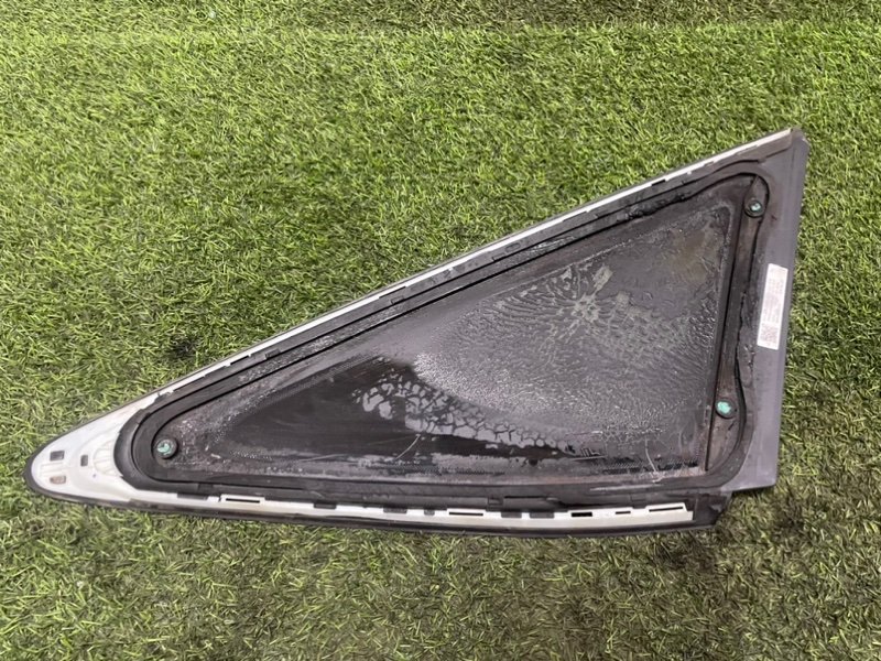 Стекло двери задней левой (форточка)