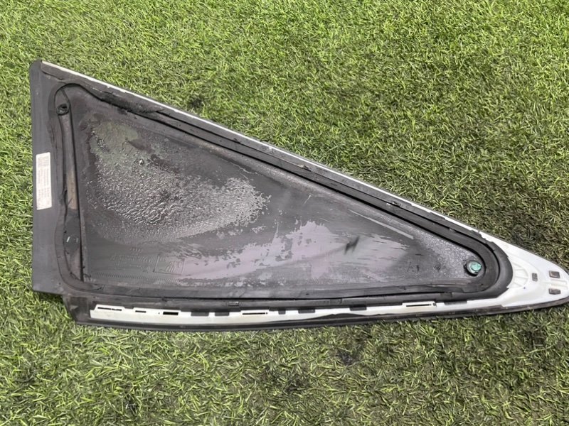 Стекло двери задней правой (форточка)