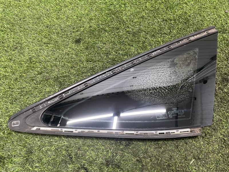 Стекло двери задней правой (форточка)