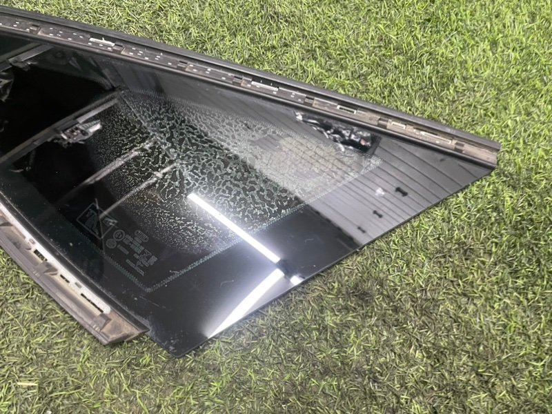 Стекло двери задней правой (форточка)